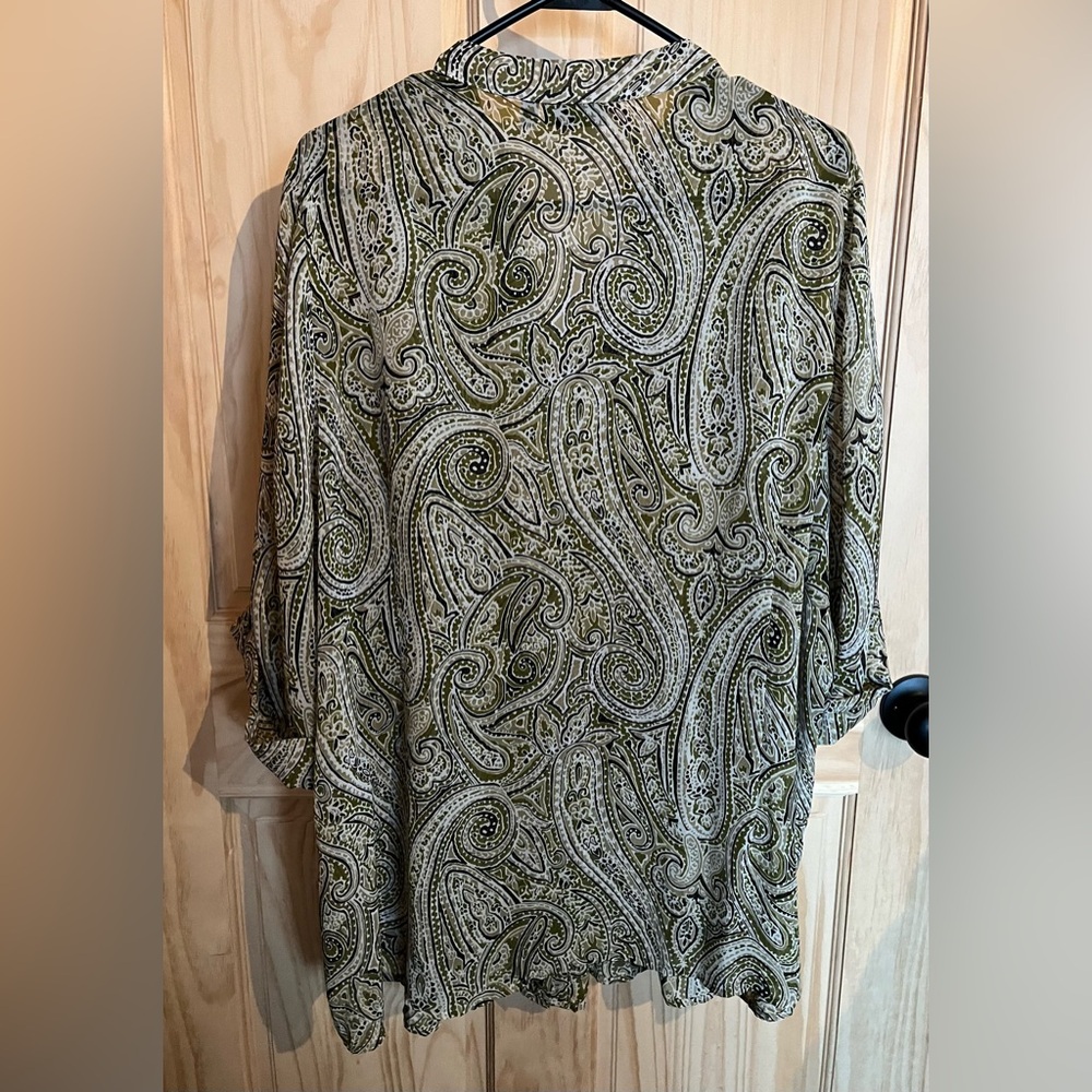 2X three-quarter sleeve green, toned wacky design collar button-down blouse